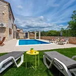 Awesome Home In Cabrunici Feriehus
